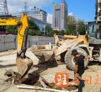 大胖女人搞逼视频高温下的坚守｜道路建设者用汗水铺就畅通路